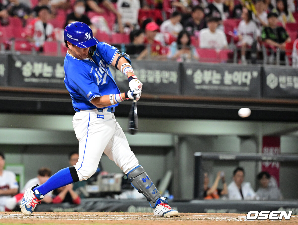 13일 광주-기아 챔피언스필드에서 2026 신한 SOL KBO리그 KIA 타이거즈와 삼성 라이온즈의 경기가 열렸다.KIA는 일본인투수 시라카와, 삼성은 푸른피의 에이스 원태인를 선발로 내세웠다.6회초 1사 2,3루에서 삼성 강민호가 좌월 스리런포를 날리고 있다. 2026.08.13 / jpnews@osen.co.kr