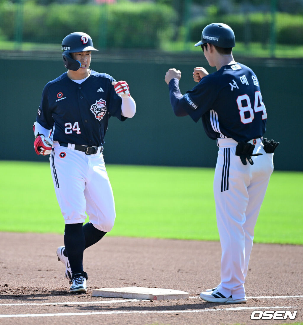 2일 강화 SSG퓨처스필드에서 2026 메디힐 KBO 퓨처스리그 SSG 랜더스와 두산 베어스의 경기가 열렸다.이날 SSG이 두산에 2-1 승리를 거두며 전날 패배를 설욕했다. 클리닝 타임을 앞두고 폭염 콜드 게임이 선언됐다.1회 두산 손아섭이 우중간 안타를 날리며 서예일 코치와 주먹을 맞대고 있다. 2026.08.02 / jpnews@osen.co.kr