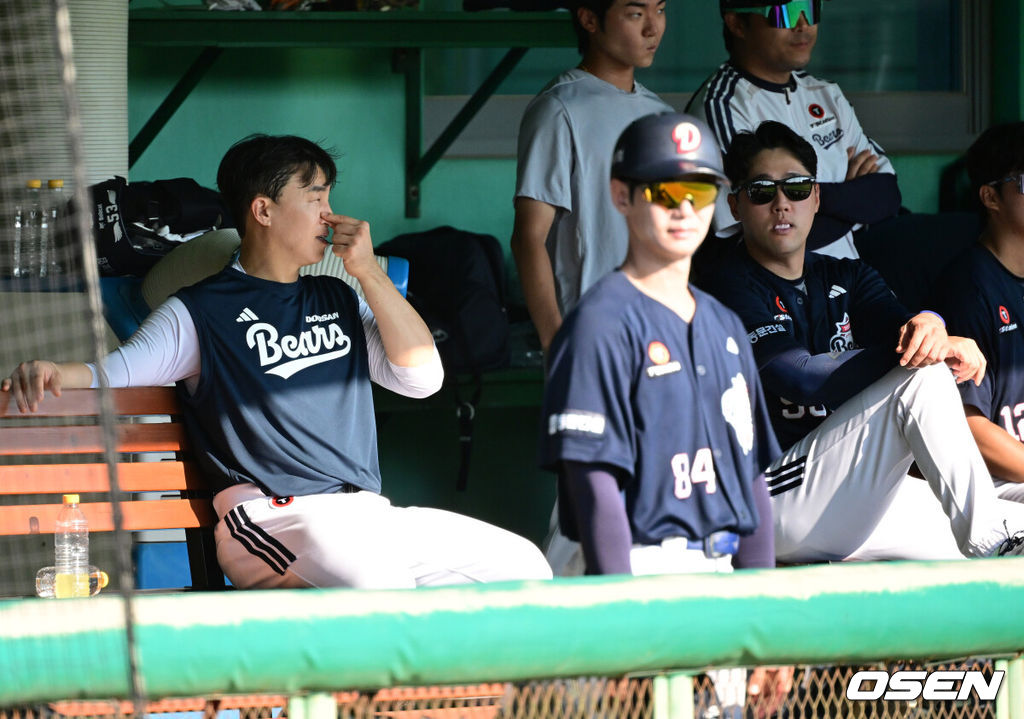 2일 강화 SSG퓨처스필드에서 2026 메디힐 KBO 퓨처스리그 SSG 랜더스와 두산 베어스의 경기가 열렸다.이날 SSG이 두산에 2-1 승리를 거두며 전날 패배를 설욕했다. 클리닝 타임을 앞두고 폭염 콜드 게임이 선언됐다.5회말 두산 손아섭, 양석환이 경기를 지켜보고 있다. 2026.08.02 / jpnews@osen.co.kr