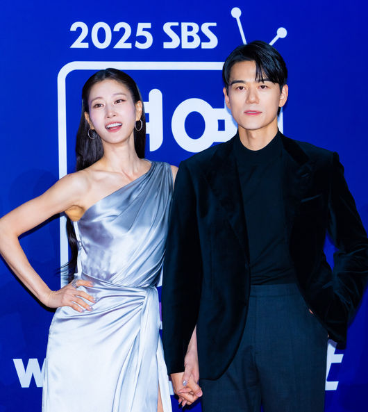 30일 오후 서울 마포구 상암 SBS 프리즘타워에서 ‘2025 SBS 연예대상’ 포토월 행사가 열렸다.<br /><br />올해 대상 후보는 유재석, 전현무, 탁재훈, 신동엽, 이상민, 서장훈, 지석진이 올라 대상을 두고 치열한 경쟁을 펼친다.<br /><br />'동상이몽2 - 너는 내 운명'의 이현이, 홍성기가 레드카펫을 밟으며 포즈를 취하고 있다. 2025.12.30 /rumi@osen.co.kr