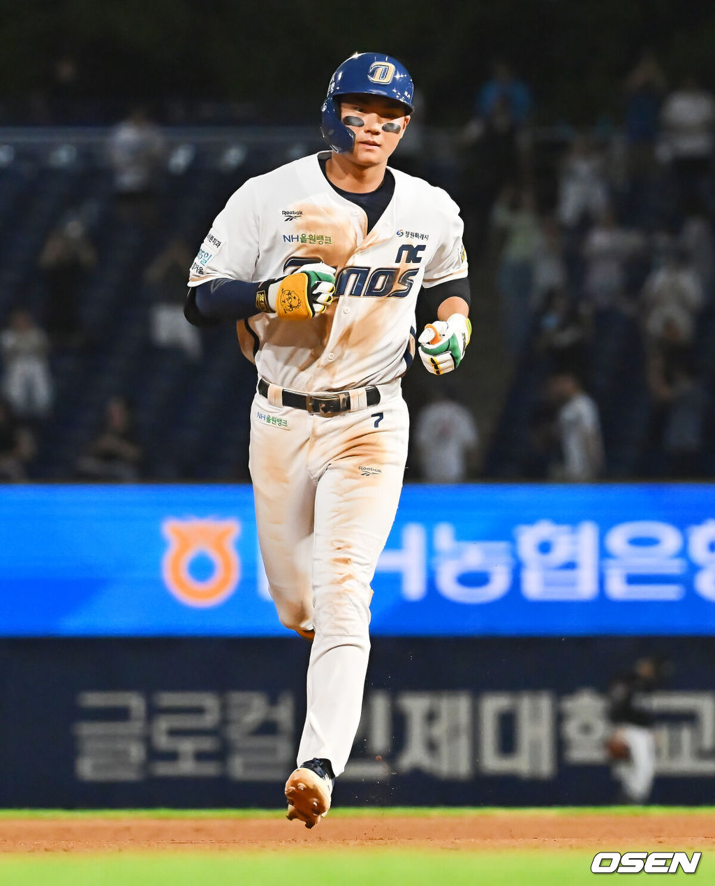 13일 창원NC파크에서 2026 신한 SOL KBO 리그 NC 다이노스와 KT 위즈의 경기가 열렸다. 홈팀 NC는 테일러가, 방문팀 KT는 대니엘이 선발 출전했다. NC 다이노스 김주원이 8회말 우월 역전 솔로 홈런을 치고 그라운드를 돌고 있다. 2026.08.13 / foto0307@osen.co.kr