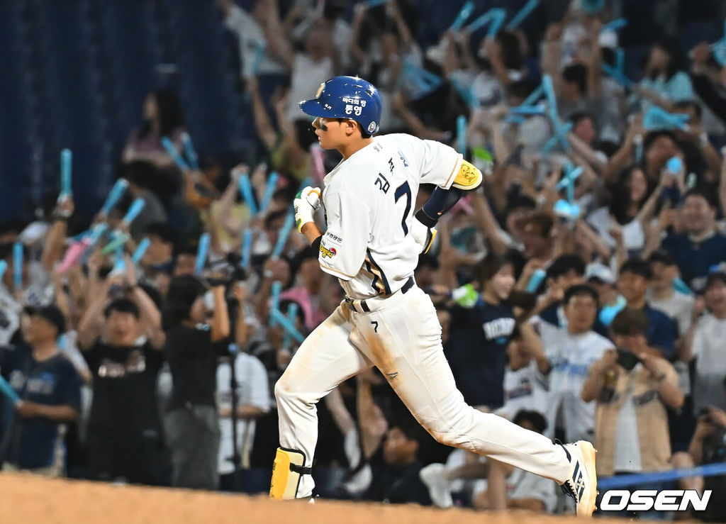13일 창원NC파크에서 2026 신한 SOL KBO 리그 NC 다이노스와 KT 위즈의 경기가 열렸다. 홈팀 NC는 테일러가, 방문팀 KT는 대니엘이 선발 출전했다. NC 다이노스 김주원이 8회말 우월 역전 솔로 홈런을 치고 그라운드를 돌고 있다. 2026.08.13 / foto0307@osen.co.kr