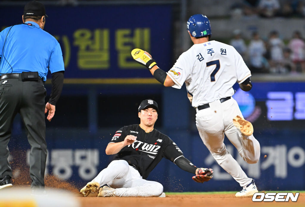 12일 창원NC파크에서 2026 신한 SOL KBO 리그 NC 다이노스와 KT 위즈의 경기가 열렸다. 홈팀 NC는 구창모가, 방문팀 KT는 소형준이 선발 출전했다. NC 다이노스 김주원이 6회말 무사 1루 최정원의 삼진 아웃때 2루 도루를 성공하고 있다. 2026.08.12 / foto0307@osen.co.kr