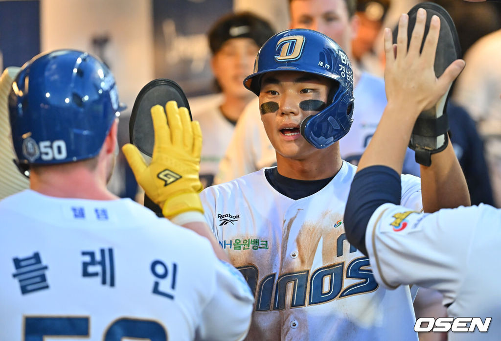 11일 창원NC파크에서 2026 신한 SOL KBO 리그 NC 다이노스와 KT 위즈의 경기가 열렸다. 홈팀 NC는 라일리가, 방문팀 KT는 로건이 선발 출전했다. NC 다이노스 김주원이 1회말 1사 2,3루 블레인의 1타점 유격수 땅볼때 득점을 올리고 하이파이브를 하고 있다. 2026.08.11 / foto0307@osen.co.kr