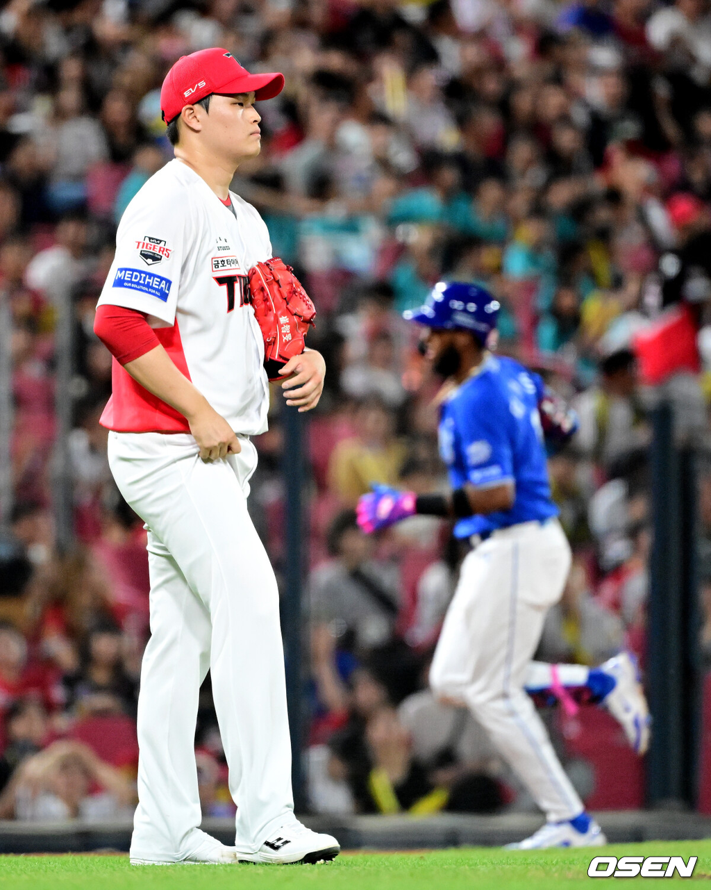 13일 광주-기아 챔피언스필드에서 2026 신한 SOL KBO리그 KIA 타이거즈와 삼성 라이온즈의 경기가 열렸다.KIA는 일본인투수 시라카와, 삼성은 푸른피의 에이스 원태인를 선발로 내세웠다.7회초 2사 1,2루에서 KIA 최지민이 삼성 디아즈에 동점 우월 스리런포를 허용하며 아쉬워하고 있다. 2026.08.13 / jpnews@osen.co.kr