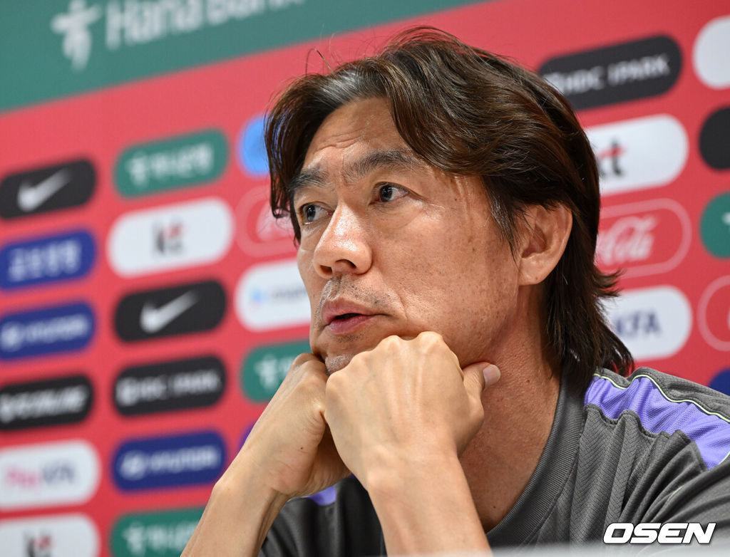 홍명보 감독이 이끄는 대한민국 축구국가대표팀이 26일(한국시각) 멕시코 과달라하라 인근 사포판의 치바스 베르데 바예에서 훈련을 진행했다.대한민국은 1승 2패(승점 3)로 조 3위에 머물렀다. 자력으로 32강에 오를 기회를 놓쳤고, 이제는 다른 조 경기 결과를 기다려야 하는 처지가 됐다.훈련에 앞서 대한민국 홍명보 감독이 인터뷰를 하고 있다. 2026.06.26 /sunday@osen.co.kr