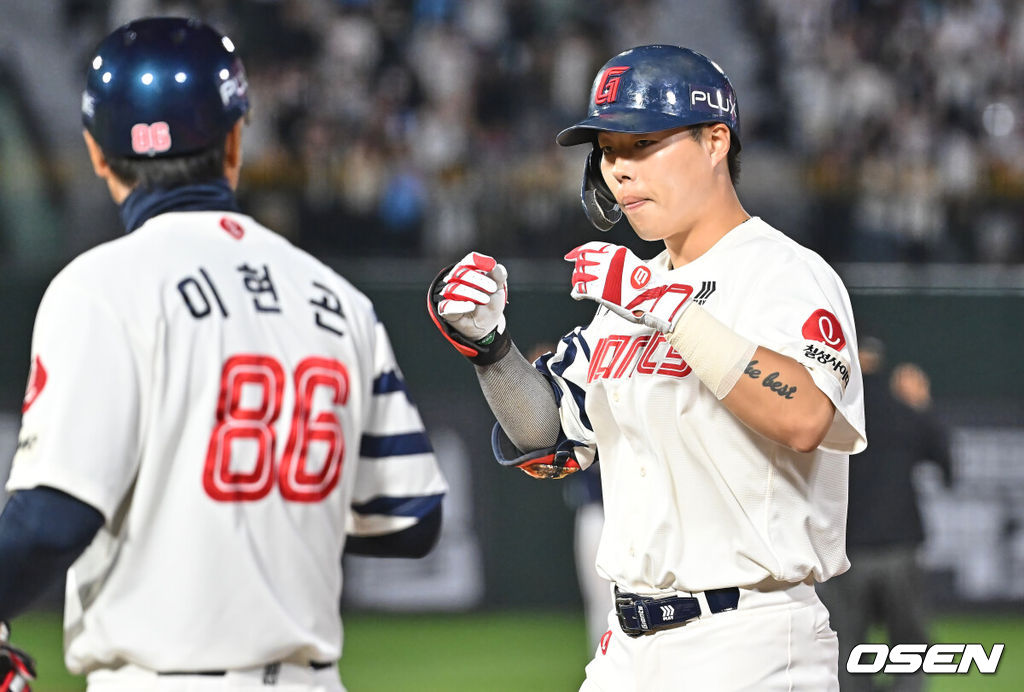 14일 부산 사직야구장에서 2026 신한 SOL KBO 리그 롯데 자이언츠와 NC 다이노스의 경기가 열렸다. 홈팀 롯데는 나균안이, 방문팀 NC는 토다가 선발 출전했다.롯데 자이언츠 고승민이 9회말 2사 1,3루 중견수 앞 1타점 안타를 치고 세리머니를 하고 있다. 2026.05.14 / foto0307@osen.co.kr