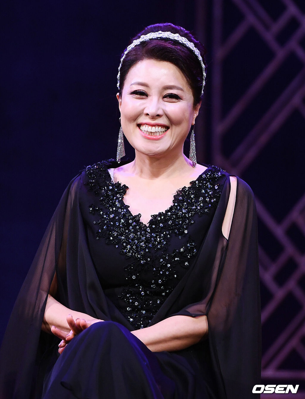 7일 오후 서울 강남구 신사동 광림아트센터 BBCH홀에서 뮤지컬 '메노포즈' 프레스콜이 진행됐다.뮤지컬 '메노포즈'는 배우 이경미와 문희경, 신효범, 김선경, 유보영, 조혜련, 황석정, 홍지민, 백주연, 주아, 장이주, 박준면 등이 출연한다.홍지민이 미소 짓고 있다./ soul1014@osen.co.kr