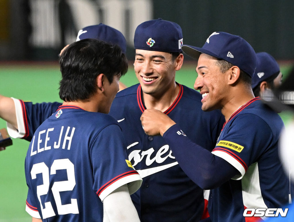 도쿄의 기적이 나왔다. 한국 WBC 대표팀이 17년 만에 1라운드를 통과했다. 한국은 9일 일본 도쿄돔에서 열린 ‘2026 월드베이스볼클래식(WBC)’ 1라운드 C조 호주와의 경기에서 로 승리를 거뒀다. 이로써 한국은 조별라운드 2승2패를 기록하면서 호주, 대만 등을 최소실점률로 제치면서 2009년 이후 17년 만에 1라운드를 통과했다. 이제 한국은 마이애미행 전세기를 탄다.경기 종료 후 한국 이정후, 셰이 위트컴, 저마이 존스가 승리의 기쁨을 나누고 있다. 2026.03.09 /spjj@osen.co.kr