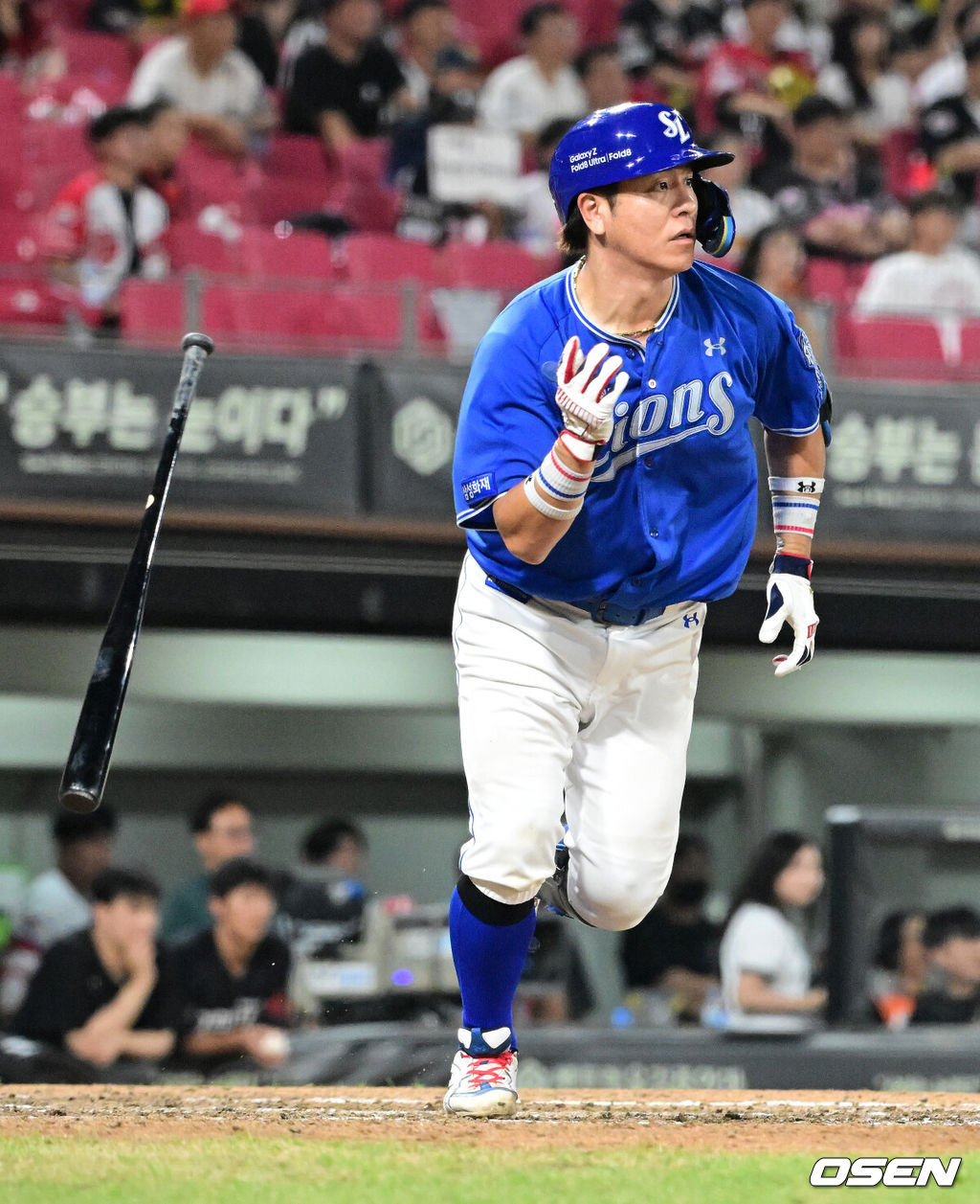 13일 광주-기아 챔피언스필드에서 2026 신한 SOL KBO리그 KIA 타이거즈와 삼성 라이온즈의 경기가 열렸다.KIA는 일본인투수 시라카와, 삼성은 푸른피의 에이스 원태인를 선발로 내세웠다.9회초 1사 2,3루에서 삼성 강민호가 1타점 우익수 희생플라이를 날리고 있다. 2026.08.13 / jpnews@osen.co.kr