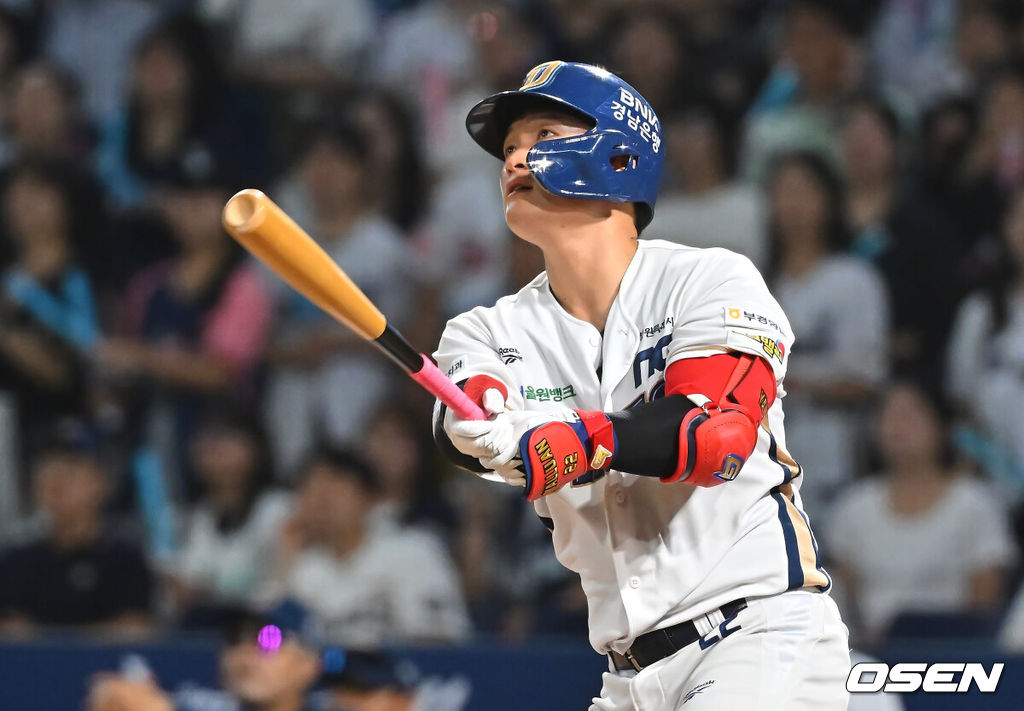 13일 창원NC파크에서 2026 신한 SOL KBO 리그 NC 다이노스와 KT 위즈의 경기가 열렸다. 홈팀 NC는 테일러가, 방문팀 KT는 대니엘이 선발 출전했다. NC 다이노스 안중열이 5회말 2사 좌월 솔로 홈런을 치고 있다. 2026.08.13 / foto0307@osen.co.kr