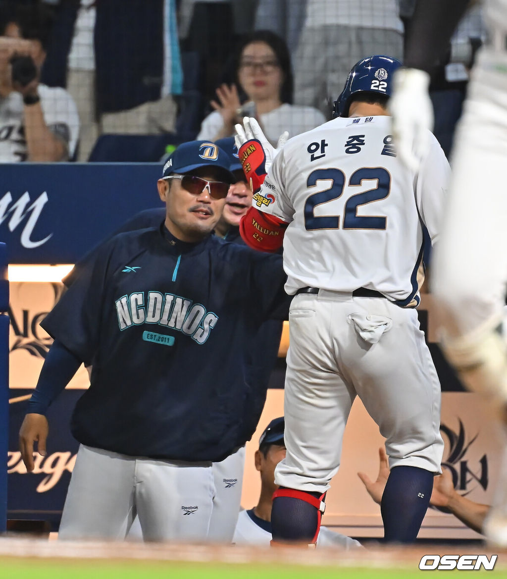13일 창원NC파크에서 2026 신한 SOL KBO 리그 NC 다이노스와 KT 위즈의 경기가 열렸다. 홈팀 NC는 테일러가, 방문팀 KT는 대니엘이 선발 출전했다. NC 다이노스 안중열이 5회말 2사 좌월 솔로 홈런을 치고 이호준 감독의 축하를 받고 있다. 2026.08.13 / foto0307@osen.co.kr