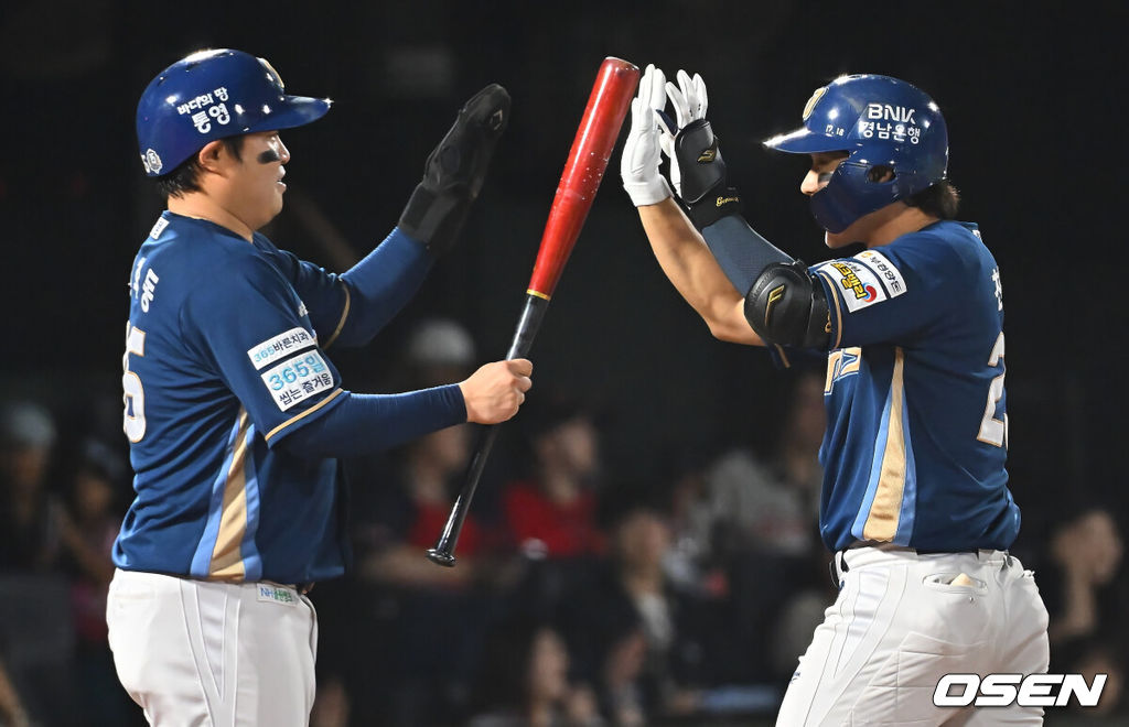 14일 부산 사직야구장에서 2026 신한 SOL KBO 리그 롯데 자이언츠와 NC 다이노스의 경기가 열렸다. 홈팀 롯데는 김진욱이, 방문팀 NC는 토다가 선발 출전했다.NC 다이노스 천재환이 4회말 2사 1루 좌월 2점 홈런을 치고 하이파이브를 하고 있다. 2026.08.14 / foto0307@osen.co.kr