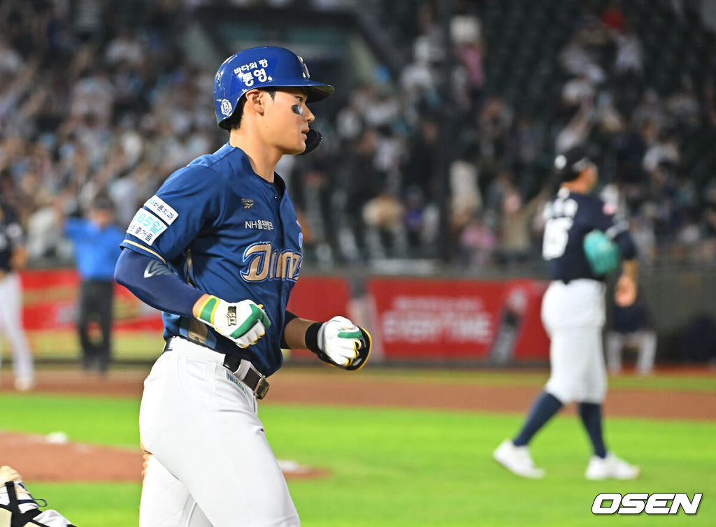 14일 부산 사직야구장에서 2026 신한 SOL KBO 리그 롯데 자이언츠와 NC 다이노스의 경기가 열렸다. 홈팀 롯데는 김진욱이, 방문팀 NC는 토다가 선발 출전했다.NC 다이노스 김주원이 4회말 2사 좌월 솔로 홈런을 치고 그라운드를 돌고 있다. 2026.08.14 / foto0307@osen.co.kr