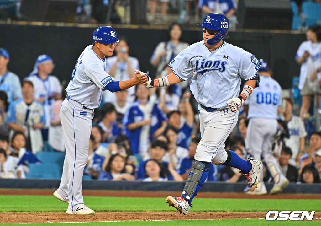 30일 대구삼성라이온즈파크에서 2026 신한 SOL KBO 리그 삼성 라이온즈와 KIA 타이거즈의 경기가 열렸다. 홈팀 삼성은 페덱이, 방문팀 KIA는 네일이 선발 출전했다. 삼성 라이온즈 강민호가 6회말 1사 좌중월 솔로 홈런을 치고 하이파이브를 하고 있다. 2026.07.30 / foto0307@osen.co.kr