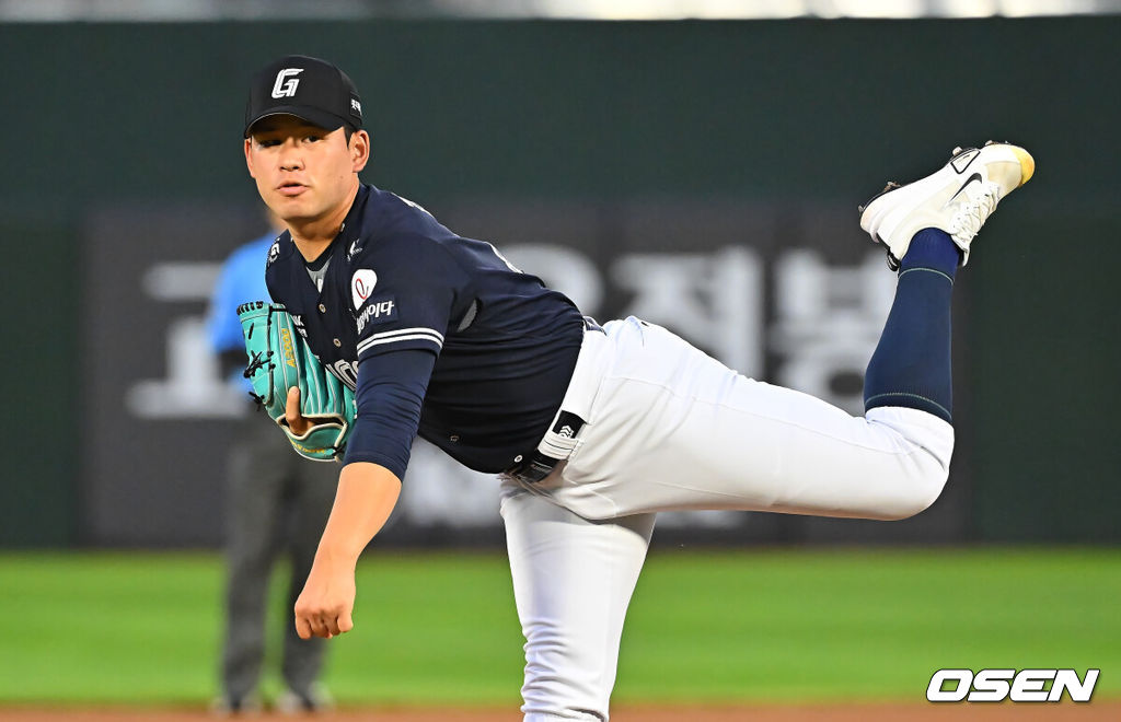 14일 부산 사직야구장에서 2026 신한 SOL KBO 리그 롯데 자이언츠와 NC 다이노스의 경기가 열렸다. 홈팀 롯데는 김진욱이, 방문팀 NC는 토다가 선발 출전했다.롯데 자이언츠 선발 투수 김진욱이 역투하고 있다. 2026.08.14 / foto0307@osen.co.kr