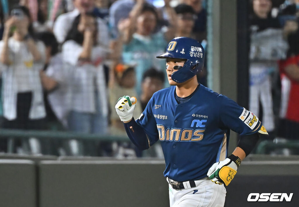 14일 부산 사직야구장에서 2026 신한 SOL KBO 리그 롯데 자이언츠와 NC 다이노스의 경기가 열렸다. 홈팀 롯데는 김진욱이, 방문팀 NC는 토다가 선발 출전했다.NC 다이노스 김주원이 4회말 2사 좌월 솔로 홈런을 치고 그라운드를 돌고 있다. 2026.08.14 / foto0307@osen.co.kr