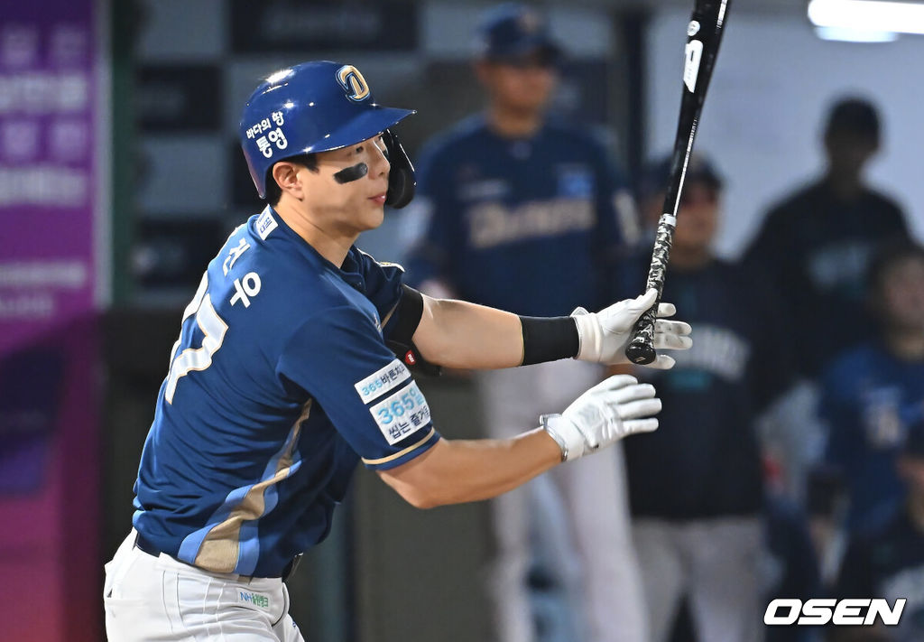 14일 부산 사직야구장에서 2026 신한 SOL KBO 리그 롯데 자이언츠와 NC 다이노스의 경기가 열렸다. 홈팀 롯데는 김진욱이, 방문팀 NC는 토다가 선발 출전했다.NC 다이노스 박건우가 5회초 1사 3루 중견수 앞 1타점 안타를 치고 있다. 2026.08.14 / foto0307@osen.co.kr
