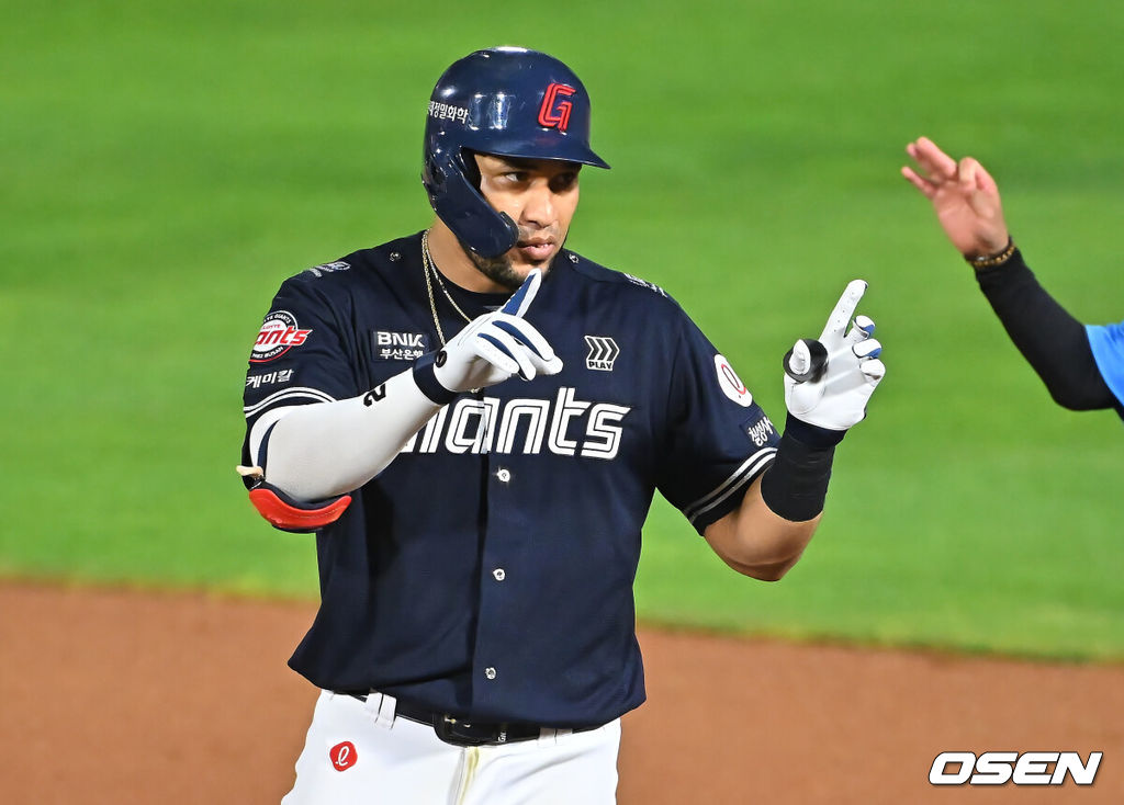 14일 부산 사직야구장에서 2026 신한 SOL KBO 리그 롯데 자이언츠와 NC 다이노스의 경기가 열렸다. 홈팀 롯데는 김진욱이, 방문팀 NC는 토다가 선발 출전했다.롯데 자이언츠 레이예스가 6회말 1사 만루 우익수 앞 1타점 안타를 치고 세리머니를 하고 있다. 2026.08.14 / foto0307@osen.co.kr