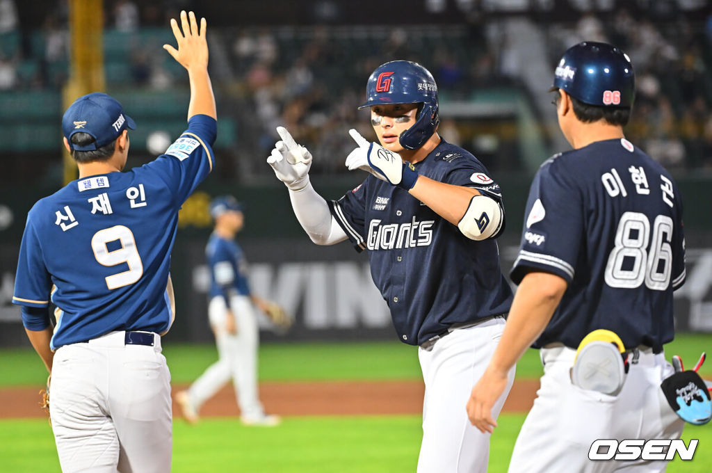 14일 부산 사직야구장에서 2026 신한 SOL KBO 리그 롯데 자이언츠와 NC 다이노스의 경기가 열렸다. 홈팀 롯데는 김진욱이, 방문팀 NC는 토다가 선발 출전했다.롯데 자이언츠 윤동희가 7회말 무사 1루 우익수 오른쪽 안타를 치고 세리머니를 하고 있다. 2026.08.14 / foto0307@osen.co.kr