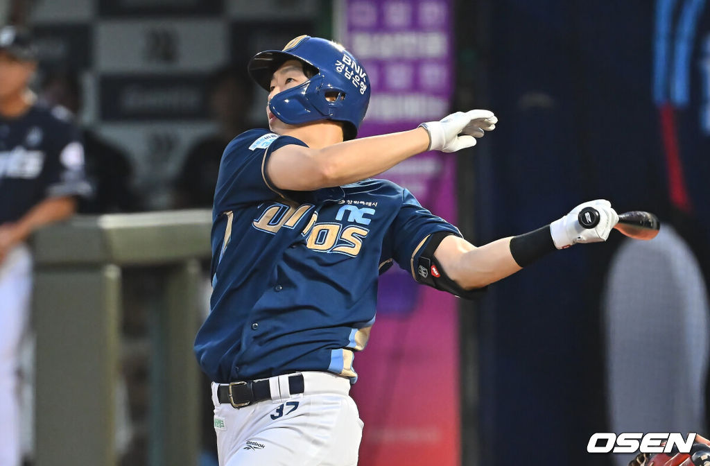 14일 부산 사직야구장에서 2026 신한 SOL KBO 리그 롯데 자이언츠와 NC 다이노스의 경기가 열렸다. 홈팀 롯데는 김진욱이, 방문팀 NC는 토다가 선발 출전했다.NC 다이노스 박건우가 1회초 2사 1루 좌익수 뒤 1타점 2루타를 치고 있다. 2026.08.14 / foto0307@osen.co.kr