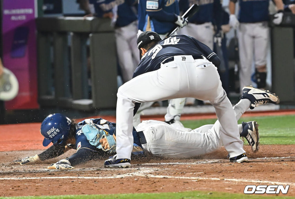 14일 부산 사직야구장에서 2026 신한 SOL KBO 리그 롯데 자이언츠와 NC 다이노스의 경기가 열렸다. 홈팀 롯데는 김진욱이, 방문팀 NC는 토다가 선발 출전했다.NC 다이노스 천재환이 9회초 무사 2,3루 이우성 타석때 롯데 자이언츠 김원중의 폭투를 틈타 홈 쇄도, 득점을 올리고 있다. 2026.08.14 / foto0307@osen.co.kr