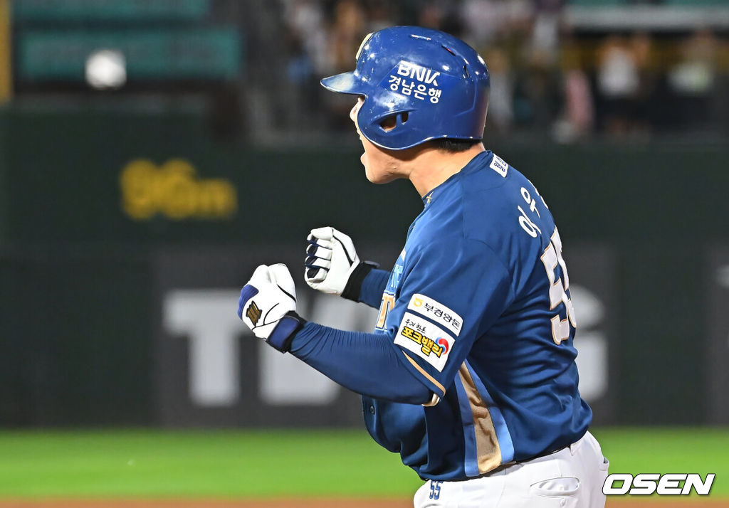 14일 부산 사직야구장에서 2026 신한 SOL KBO 리그 롯데 자이언츠와 NC 다이노스의 경기가 열렸다. 홈팀 롯데는 김진욱이, 방문팀 NC는 토다가 선발 출전했다.NC 다이노스 이우성이 9회초 무사 3루 중견수 왼쪽 1타점 안타를 치고 환호하하고 있다. 2026.08.14 / foto0307@osen.co.kr