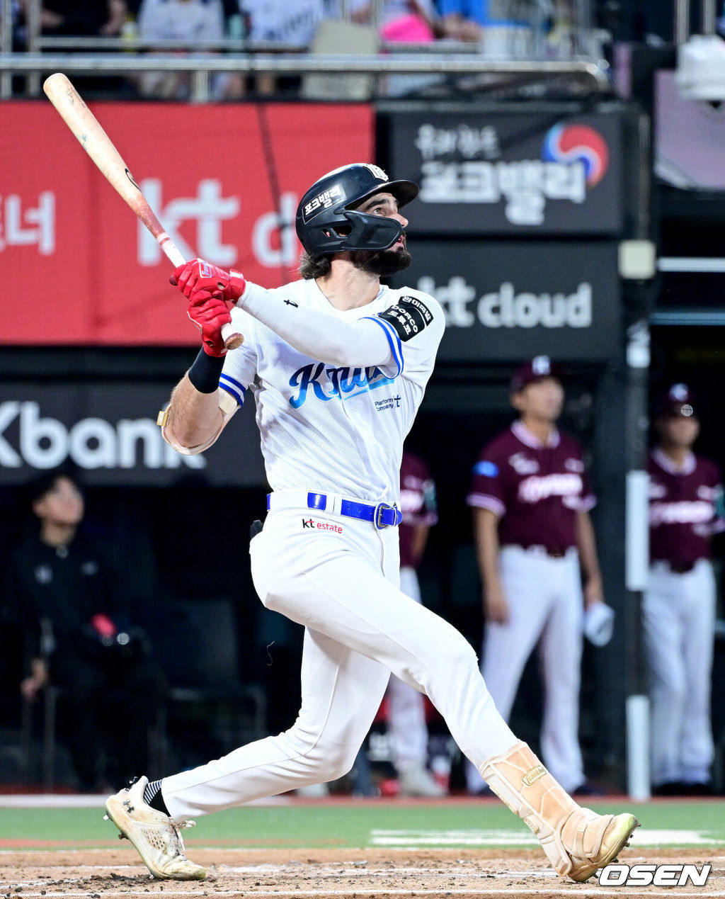 14일 수원 KT위즈파크에서 ‘2026 신한 SOL Bank KBO리그’ KT 위즈와 키움 히어로즈의 경기가 열렸다.홈팀 KT는 고영표, 방문팀 키움은 박준현을 선발로 내세웠다.1회말 무사 만루 상황 KT 힐리어드가 선제 1타점 희생플라이를 날리고 있다. 2026.08.14 / dreamer@osen.co.kr