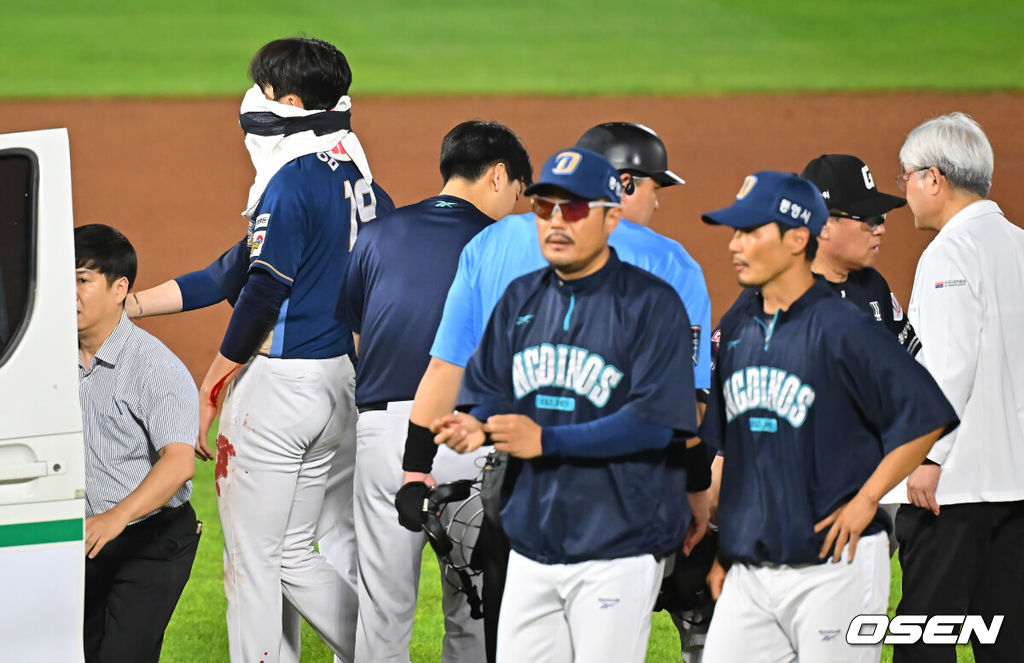 14일 부산 사직야구장에서 2026 신한 SOL KBO 리그 롯데 자이언츠와 NC 다이노스의 경기가 열렸다. 홈팀 롯데는 김진욱이, 방문팀 NC는 토다가 선발 출전했다.NC 다이노스 임지민이 9회말 2사 1루 롯데 자이언츠 레이예스의 타구에 맞아 구급차에 실려 병원으로 향하고 있다. 2026.08.14 / foto0307@osen.co.kr
