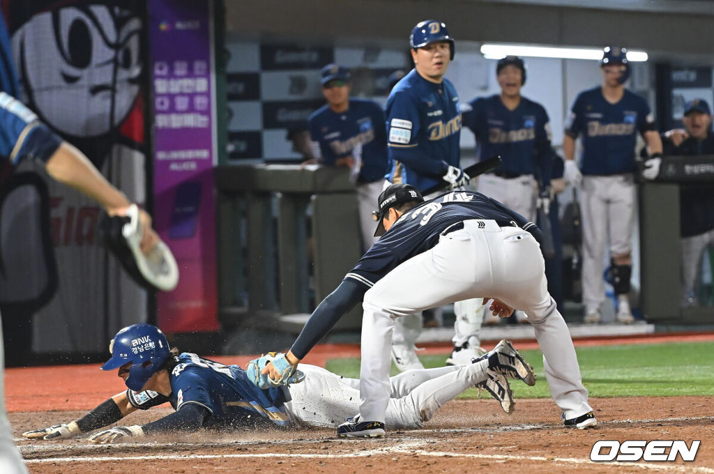 14일 부산 사직야구장에서 2026 신한 SOL KBO 리그 롯데 자이언츠와 NC 다이노스의 경기가 열렸다. 홈팀 롯데는 김진욱이, 방문팀 NC는 토다가 선발 출전했다.NC 다이노스 천재환이 9회초 무사 2,3루 이우성 타석때 롯데 자이언츠 김원중의 폭투를 틈타 홈 쇄도, 득점을 올리고 있다. 2026.08.14 / foto0307@osen.co.kr