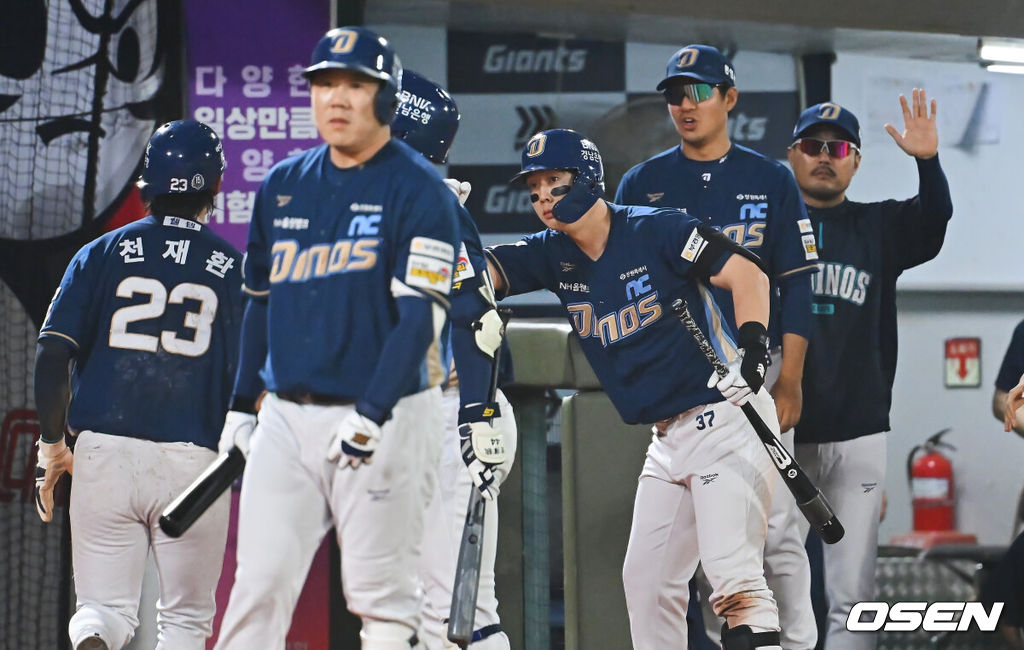 14일 부산 사직야구장에서 2026 신한 SOL KBO 리그 롯데 자이언츠와 NC 다이노스의 경기가 열렸다. 홈팀 롯데는 김진욱이, 방문팀 NC는 토다가 선발 출전했다.NC 다이노스 천재환이 9회초 무사 2,3루 이우성 타석때 롯데 자이언츠 김원중의 폭투를 틈타 홈 쇄도, 득점을 올리고 축하를 받고 있다. 2026.08.14 / foto0307@osen.co.kr