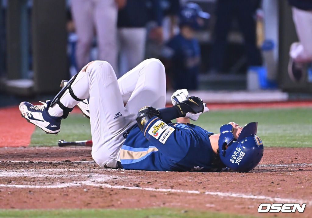 14일 부산 사직야구장에서 2026 신한 SOL KBO 리그 롯데 자이언츠와 NC 다이노스의 경기가 열렸다. 홈팀 롯데는 김진욱이, 방문팀 NC는 토다가 선발 출전했다.NC 다이노스 천재환이 9회초 롯데 자이언츠 김원중의 투구에 맞고 쓰러져 있다. 2026.08.14 / foto0307@osen.co.kr