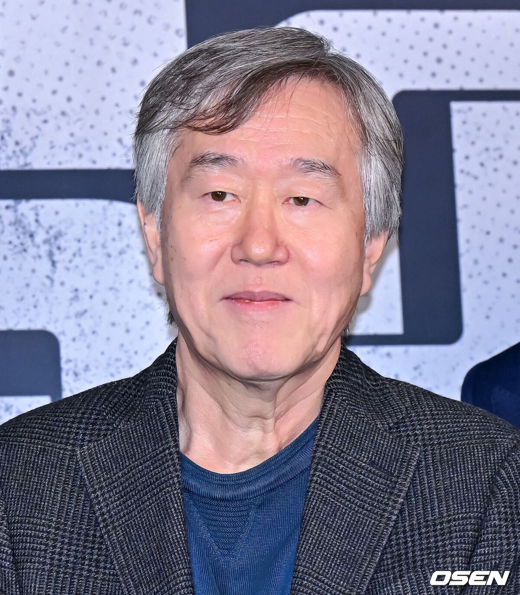 6일 오후 서울 신도림 라마다호텔에서 JTBC 새 토일드라마 ‘협상의 기술’ 제작발표회가 열렸다.오는 8일(토) 첫 방송될 ‘협상의 기술’(연출 안판석, 극본 이승영, (주)비에이엔터테인먼트, SLL, 드라마하우스스튜디오)은 전설의 협상가로 불리는 대기업의 M&A 전문가와 그 팀의 활약상을 그리는 드라마.안판석 감독이 포토타임을 하고 있다. 2025.03.06 / jpnews@osen.co.kr