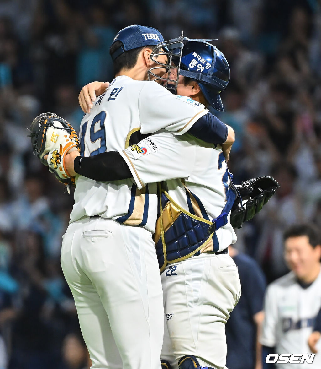 13일 창원NC파크에서 2026 신한 SOL KBO 리그 NC 다이노스와 KT 위즈의 경기가 열렸다. 홈팀 NC는 테일러가, 방문팀 KT는 대니엘이 선발 출전했다. NC 다이노스 안중열이 KT 위즈에 6-5로 짜릿한 역전승을 올리고 임지민과 기뻐하고 있다. 2026.08.13 / foto0307@osen.co.kr