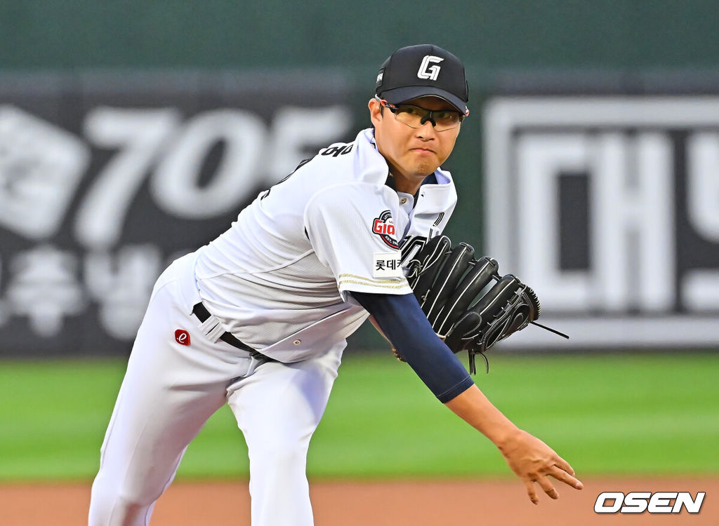 23일 부산 사직야구장에서 2026 신한 SOL KBO 리그 롯데 자이언츠와 NC 다이노스의 경기가 열렸다. 홈팀 롯데는 박세웅이, 방문팀 NC는 라일리가 선발 출전했다.롯데 자이언츠 선발 투수 박세웅이 역투하고 있다. 2026.06.23 / foto0307@osen.co.kr