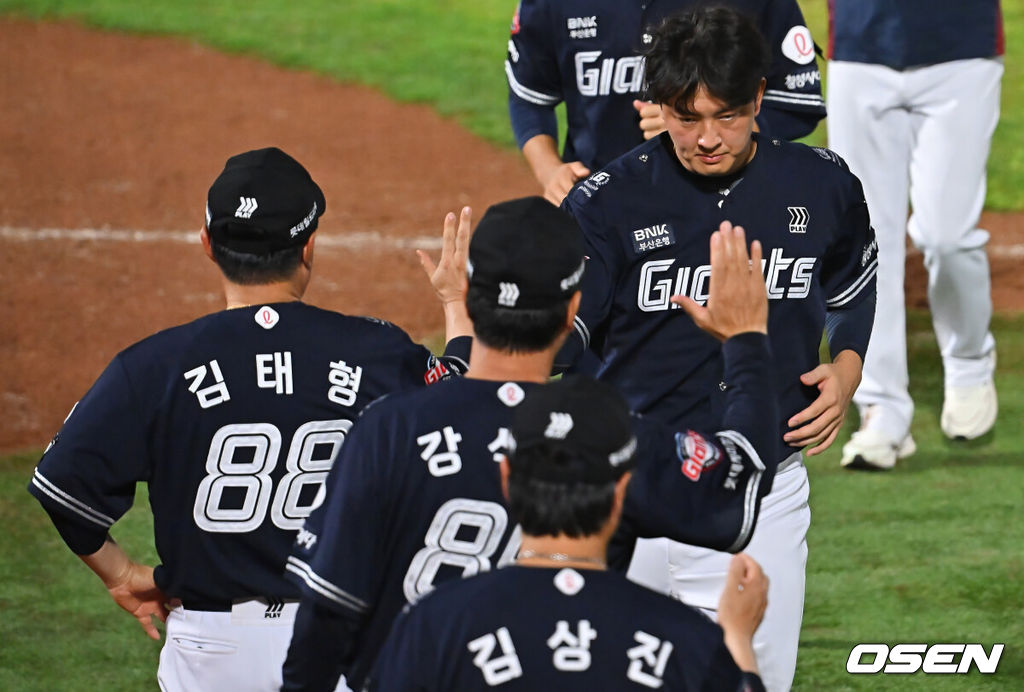 15일 부산 사직야구장에서 2026 신한 SOL KBO 리그 롯데 자이언츠와 NC 다이노스의 경기가 열렸다. 홈팀 롯데는 박세웅이, 방문팀 NC는 원종해가 선발 출전했다.롯데 자이언츠 김원중이 NC 다이노스에 8-5로 승리한 후 김태형 감독과 하이파이브를 하고 있다. 2026.08.15 / foto0307@osen.co.kr