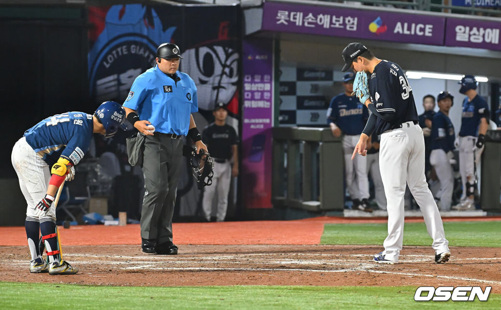 14일 부산 사직야구장에서 2026 신한 SOL KBO 리그 롯데 자이언츠와 NC 다이노스의 경기가 열렸다. 홈팀 롯데는 김진욱이, 방문팀 NC는 토다가 선발 출전했다.롯데 자이언츠 김원중이 9회초 무사 1,2루 NC 다이노스 최정원 타석때 폭투를 던지고 커버를 들어와 있다. 2026.08.14 / foto0307@osen.co.kr