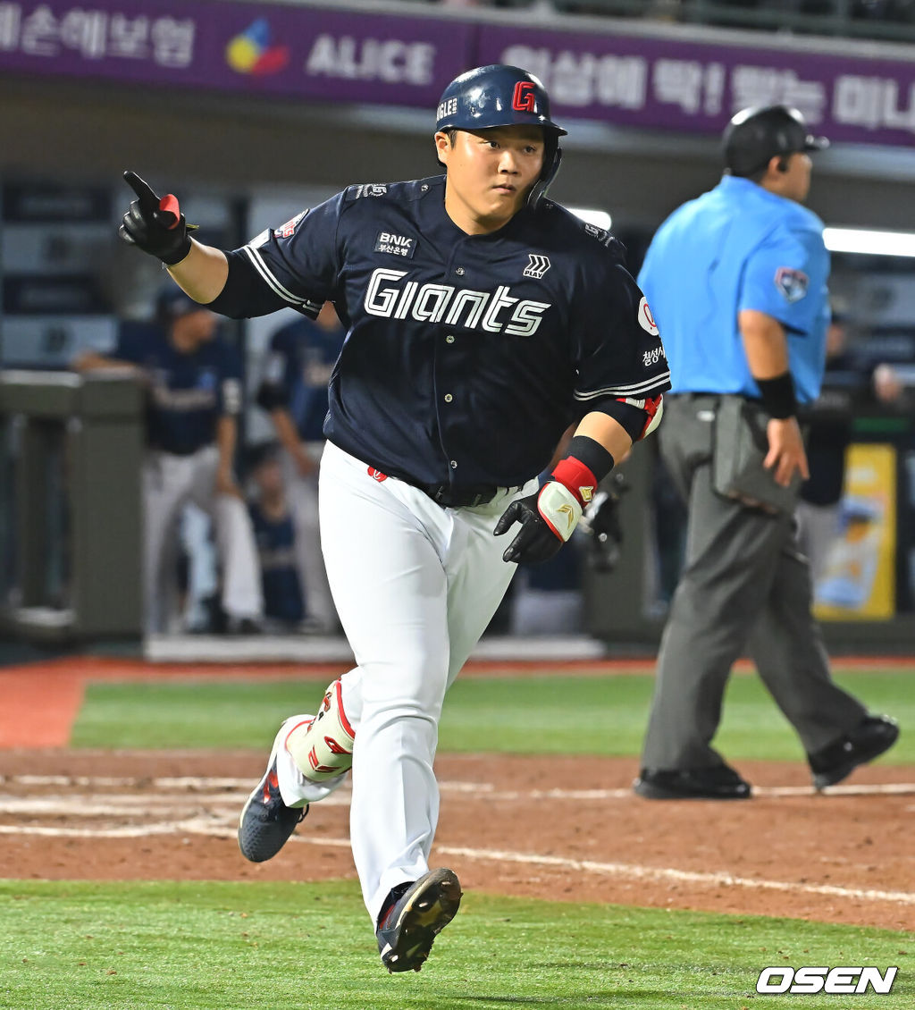 14일 부산 사직야구장에서 2026 신한 SOL KBO 리그 롯데 자이언츠와 NC 다이노스의 경기가 열렸다. 홈팀 롯데는 김진욱이, 방문팀 NC는 토다가 선발 출전했다.롯데 자이언츠 한동희가 8회말 2사 좌월 동점 솔로 홈런을 치고 세리머니를 하고 있다. 2026.08.14 / foto0307@osen.co.kr