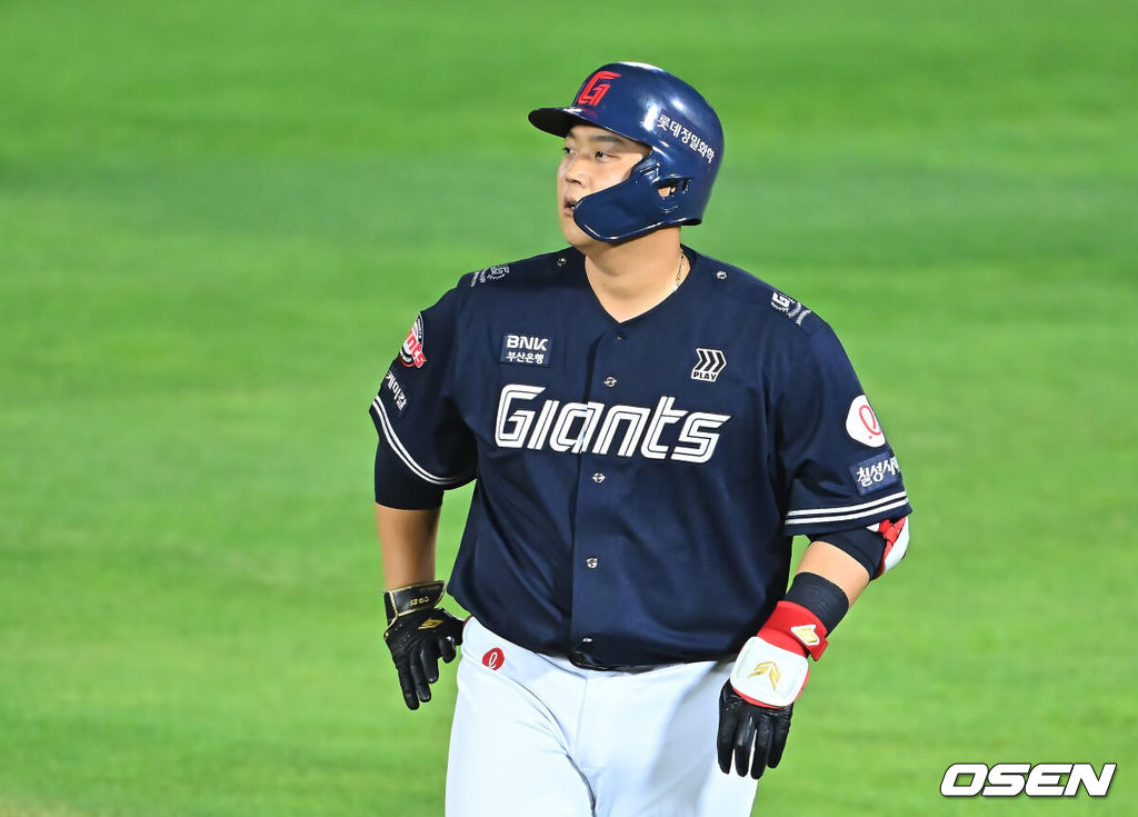 14일 부산 사직야구장에서 2026 신한 SOL KBO 리그 롯데 자이언츠와 NC 다이노스의 경기가 열렸다. 홈팀 롯데는 김진욱이, 방문팀 NC는 토다가 선발 출전했다.롯데 자이언츠 한동희가 6회말 1사 만루 유격수 병살타를 치고 아쉬워하고 있다. 2026.08.14 / foto0307@osen.co.kr