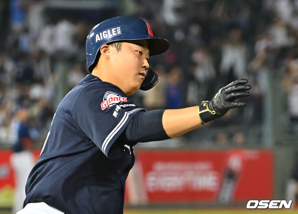 14일 부산 사직야구장에서 2026 신한 SOL KBO 리그 롯데 자이언츠와 NC 다이노스의 경기가 열렸다. 홈팀 롯데는 김진욱이, 방문팀 NC는 토다가 선발 출전했다.롯데 자이언츠 한동희가 8회말 2사 좌월 동점 솔로 홈런을 치고 세리머니를 하고 있다. 2026.08.14 / foto0307@osen.co.kr
