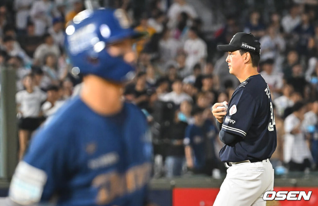 14일 부산 사직야구장에서 2026 신한 SOL KBO 리그 롯데 자이언츠와 NC 다이노스의 경기가 열렸다. 홈팀 롯데는 김진욱이, 방문팀 NC는 토다가 선발 출전했다.롯데 자이언츠 김원중이 9회초 무사 1루 NC 다이노스 김주원에게 몸에 맞는 볼을 던지고 아쉬워하고 있다. 2026.08.14 / foto0307@osen.co.kr