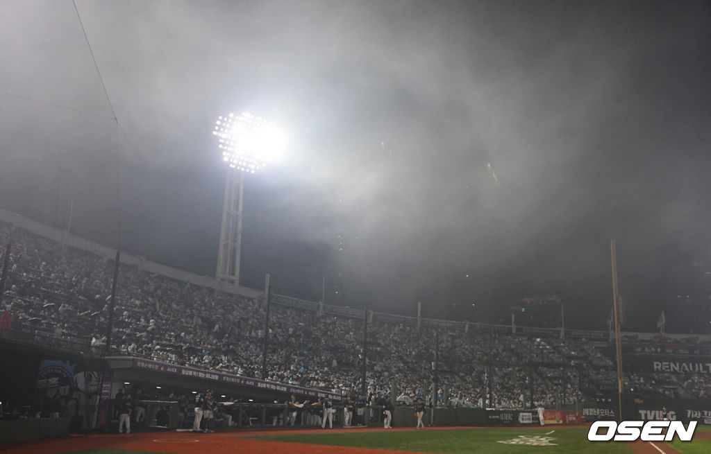 15일 부산 사직야구장에서 2026 신한 SOL KBO 리그 롯데 자이언츠와 NC 다이노스의 경기가 열렸다. 홈팀 롯데는 박세웅이, 방문팀 NC는 원종해가 선발 출전했다.싸이 흠뻑쇼 불꽃놀이 여파로 연기가 사직야구장으로 깔려 경기가 중단되고 있다. 2026.08.15 / foto0307@osen.co.kr