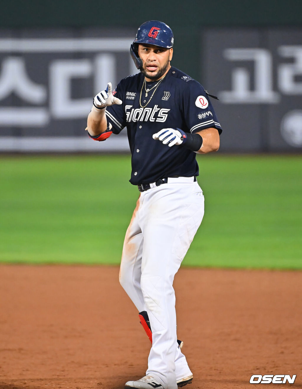 15일 부산 사직야구장에서 2026 신한 SOL KBO 리그 롯데 자이언츠와 NC 다이노스의 경기가 열렸다. 홈팀 롯데는 박세웅이, 방문팀 NC는 원종해가 선발 출전했다.롯데 자이언츠 레이예스가 7회말 안타를 치고 교체를 요구하고 있다. 2026.08.15 / foto0307@osen.co.kr