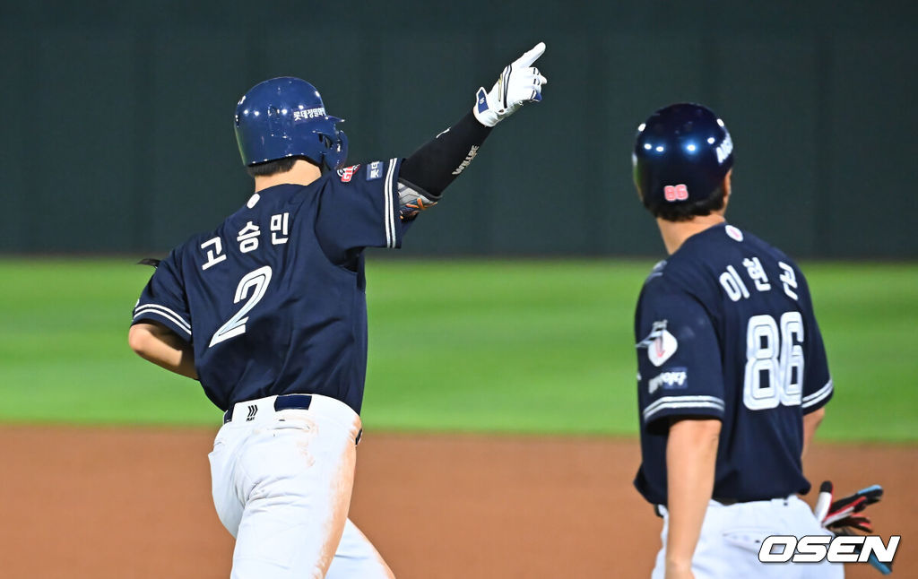 15일 부산 사직야구장에서 2026 신한 SOL KBO 리그 롯데 자이언츠와 NC 다이노스의 경기가 열렸다. 홈팀 롯데는 박세웅이, 방문팀 NC는 원종해가 선발 출전했다.롯데 자이언츠 고승민이 7회말 무사 1,2루 우월 역전 3점 홈런을 치고 세리머니를 하고 있다. 2026.08.15 / foto0307@osen.co.kr