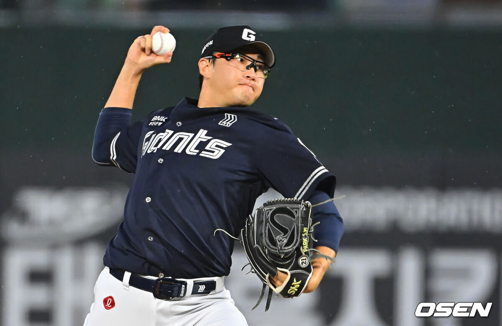 15일 부산 사직야구장에서 2026 신한 SOL KBO 리그 롯데 자이언츠와 NC 다이노스의 경기가 열렸다. 홈팀 롯데는 박세웅이, 방문팀 NC는 원종해가 선발 출전했다.롯데 자이언츠 선발 투수 박세웅이 역투하고 있다. 2026.08.15 / foto0307@osen.co.kr