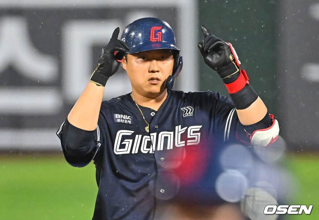 15일 부산 사직야구장에서 2026 신한 SOL KBO 리그 롯데 자이언츠와 NC 다이노스의 경기가 열렸다. 홈팀 롯데는 박세웅이, 방문팀 NC는 원종해가 선발 출전했다.롯데 자이언츠 한동희가 3회말 2사 1루 좌중간 안타를 치고 세리머니를 하고 있다. 2026.08.15 / foto0307@osen.co.kr