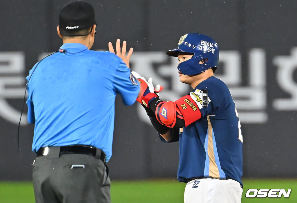 15일 부산 사직야구장에서 2026 신한 SOL KBO 리그 롯데 자이언츠와 NC 다이노스의 경기가 열렸다. 홈팀 롯데는 박세웅이, 방문팀 NC는 원종해가 선발 출전했다.NC 다이노스 안중열이 3회초 무사 2루 우중간 1타점 2루타를 치고 기뻐하고 있다. 2026.08.15 / foto0307@osen.co.kr