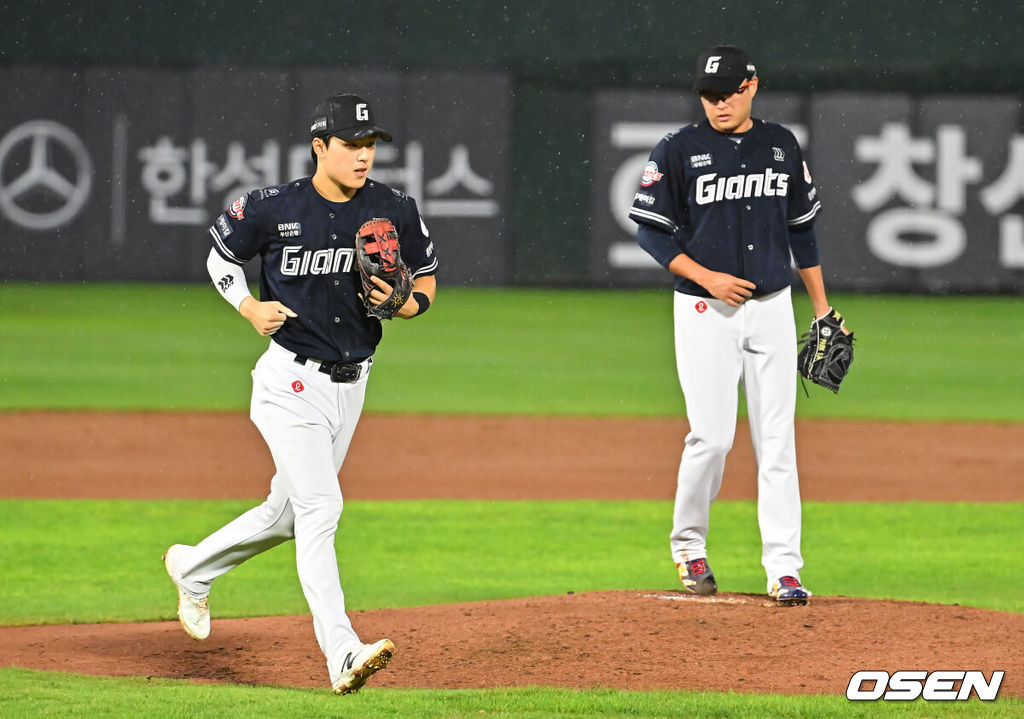 15일 부산 사직야구장에서 2026 신한 SOL KBO 리그 롯데 자이언츠와 NC 다이노스의 경기가 열렸다. 홈팀 롯데는 박세웅이, 방문팀 NC는 원종해가 선발 출전했다.롯데 자이언츠 한태양이 4회초 1사 1루 NC 다이노스 박건우의 3루 땅볼때 2루 송구 실책을 한 후 교체되고 있다. 2026.08.15 / foto0307@osen.co.kr