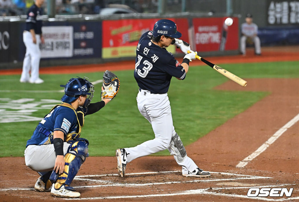 15일 부산 사직야구장에서 2026 신한 SOL KBO 리그 롯데 자이언츠와 NC 다이노스의 경기가 열렸다. 홈팀 롯데는 박세웅이, 방문팀 NC는 원종해가 선발 출전했다.롯데 자이언츠 전민재가 6회말 2사 1루 우중간 1타점 2루타를 치고 있다. 2026.08.15 / foto0307@osen.co.kr
