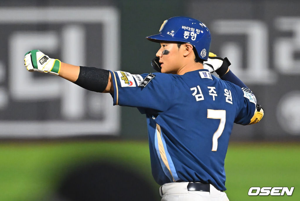 15일 부산 사직야구장에서 2026 신한 SOL KBO 리그 롯데 자이언츠와 NC 다이노스의 경기가 열렸다. 홈팀 롯데는 박세웅이, 방문팀 NC는 원종해가 선발 출전했다.NC 다이노스 김주원이 7회초 2사 1,3루 우익수 오른쪽 1타점 안타를 치고 세리머니를 하고 있다. 2026.08.15 / foto0307@osen.co.kr
